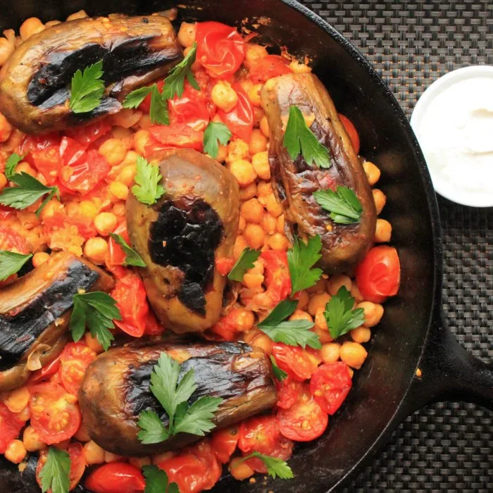 Aubergine met Harissa, Kikkererwten en Komijnyoghurt