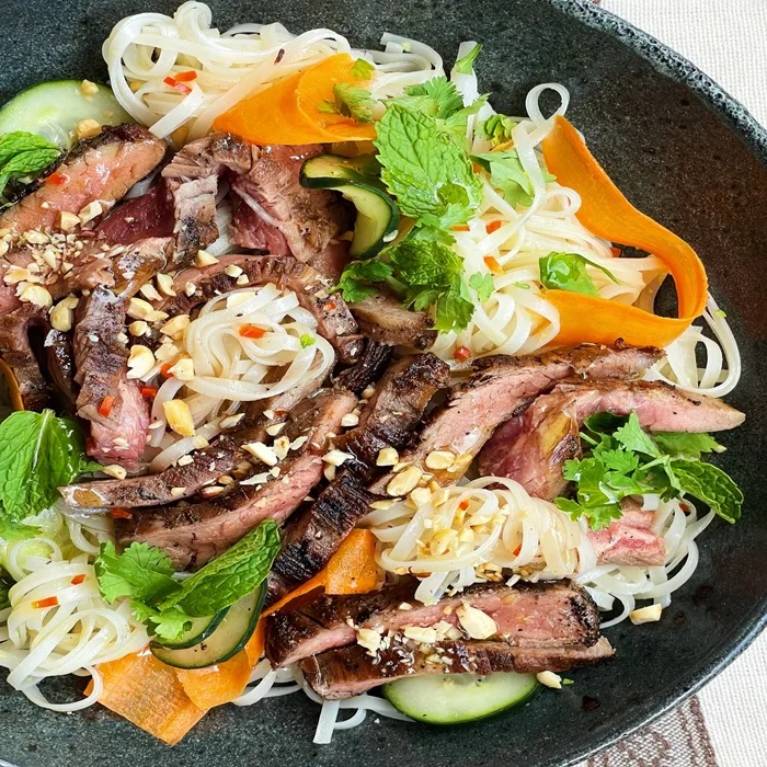 Biefstuk & Vietnamese noedelsalade