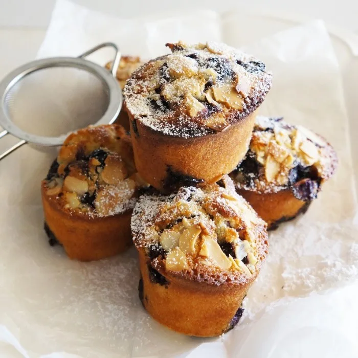 Bosbes & citroen friands
