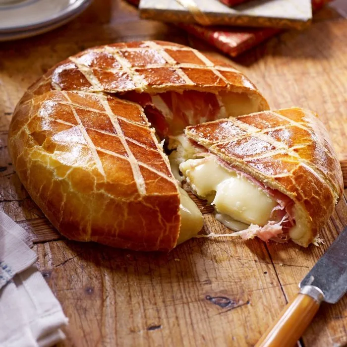 Brie gewikkeld in prosciutto en brioche