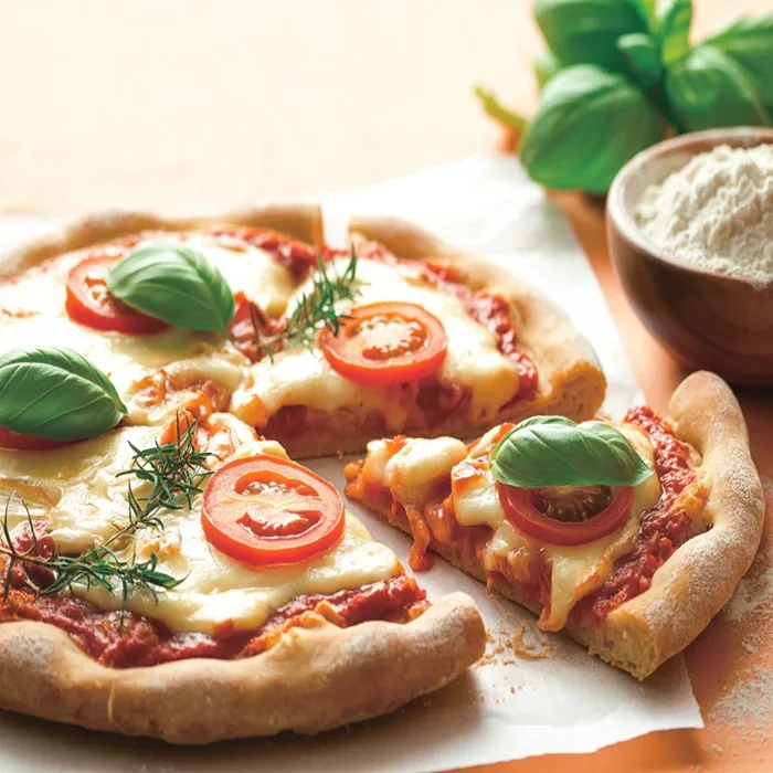 Cassave pizza met chorizo, kalkoenham en paprika