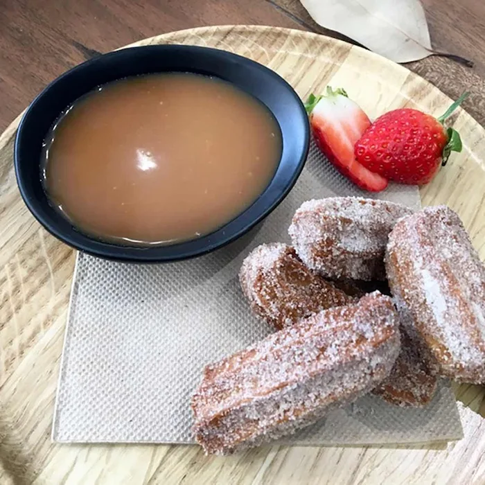 Churros met chocolade en gezouten karamel saus