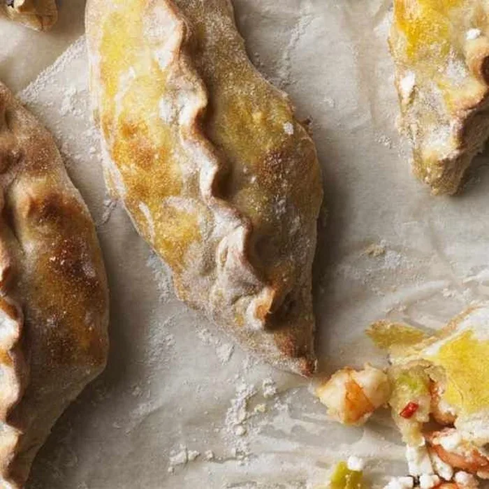 Empanadas gevuld met lente-ui en garnalen