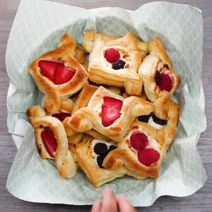 Fruitige ontbijtpasteitjes met roomkaas en bessen