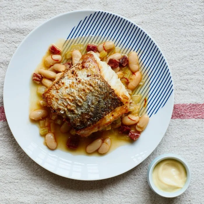 Gebakken heek in bouillon van witte bonen en chorizo