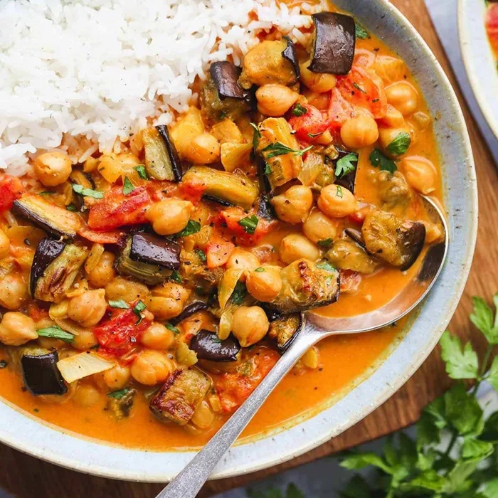 Gegrilde aubergines met pittige kikkererwten en walnotensaus