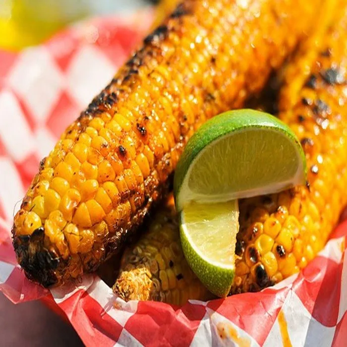 Gegrilde maïskolven met limoen, groene chili en kokosboter