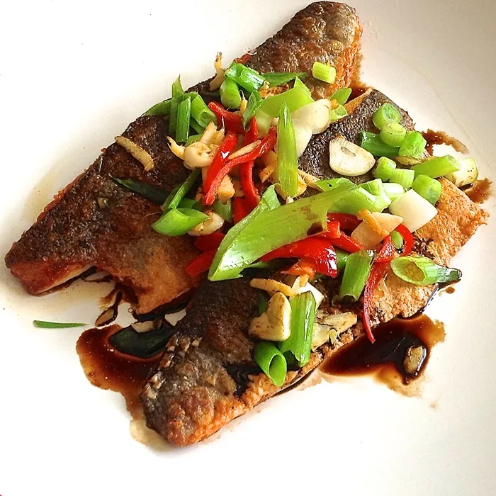 Gegrilde zeebaars met gember, chili en lente-ui