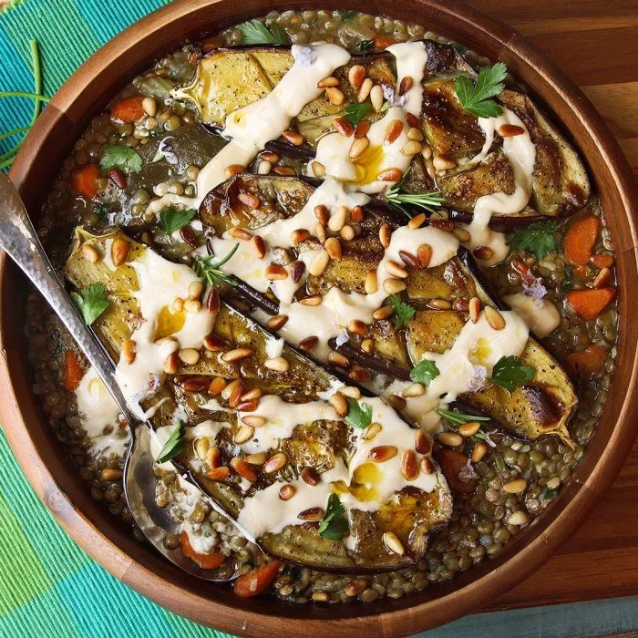 Geroosterde Aubergine met Tahini, Pijnboompitten en Linzen