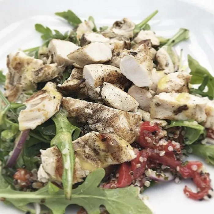 Griekse Salade met Kip en Quinoa