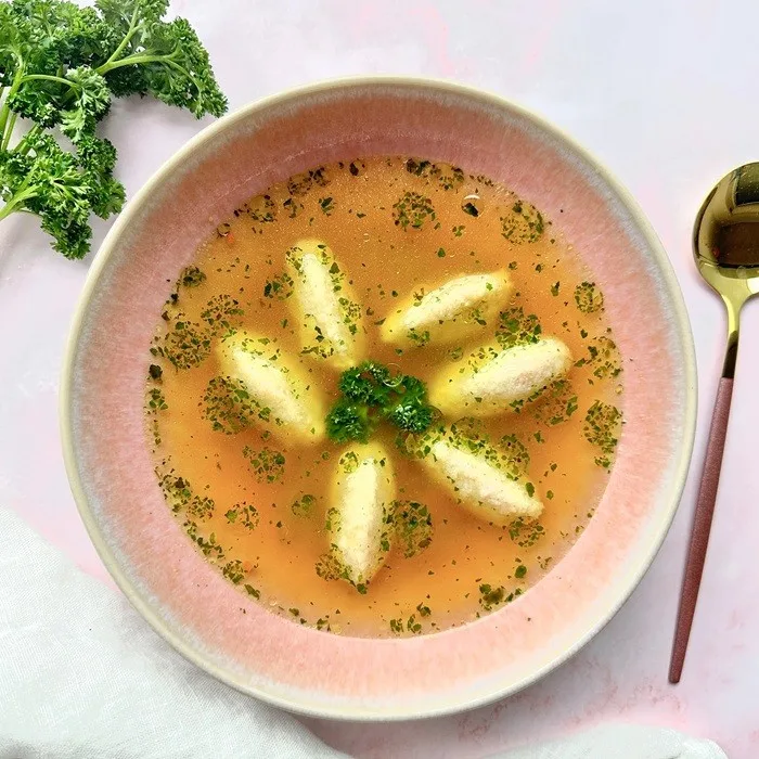 Helder Soep met Semolina Dumplings