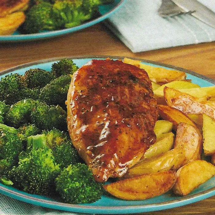Kip met honing-balsamico glazuur, geserveerd met knapperige broccoli en aardappelen