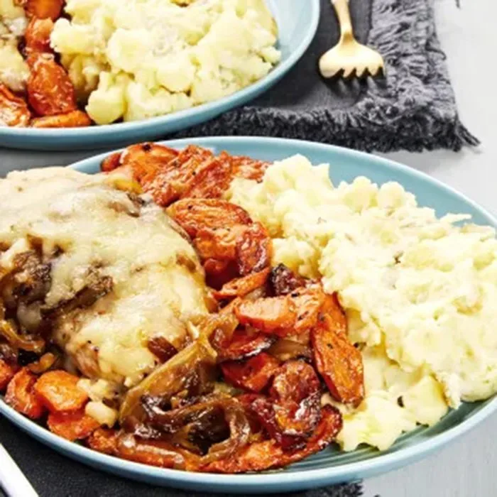 Kipfilet met Franse ui, geroosterde wortelen en aardappelpuree