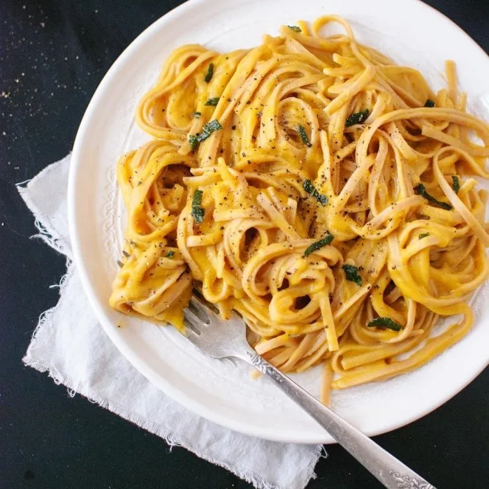 Linguine met pompoen en salie