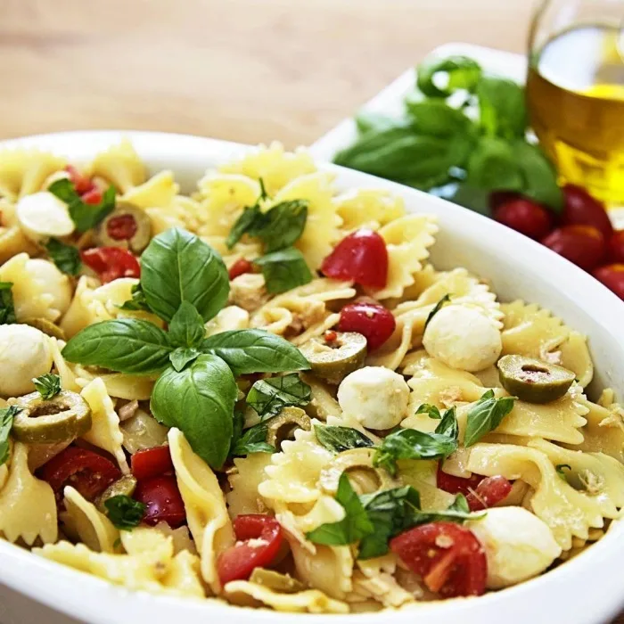 Mediterrane Pastasalade met Tonijn, Mozzarella en Verse Basilicum