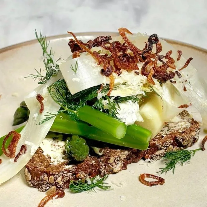 Noordse smørrebrød met asperges en mierikswortelroom