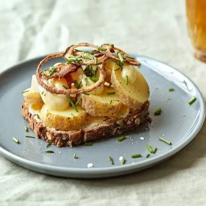 Open Sandwich met Aardappelen, Spek en Gefrituurde Uien
