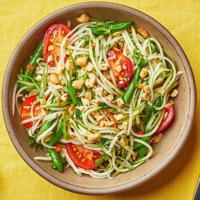 Papajasalade met groenten en pinda's
