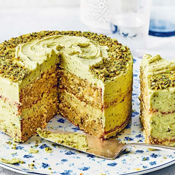 Pistachecake met frambozen en romige pistachevulling
