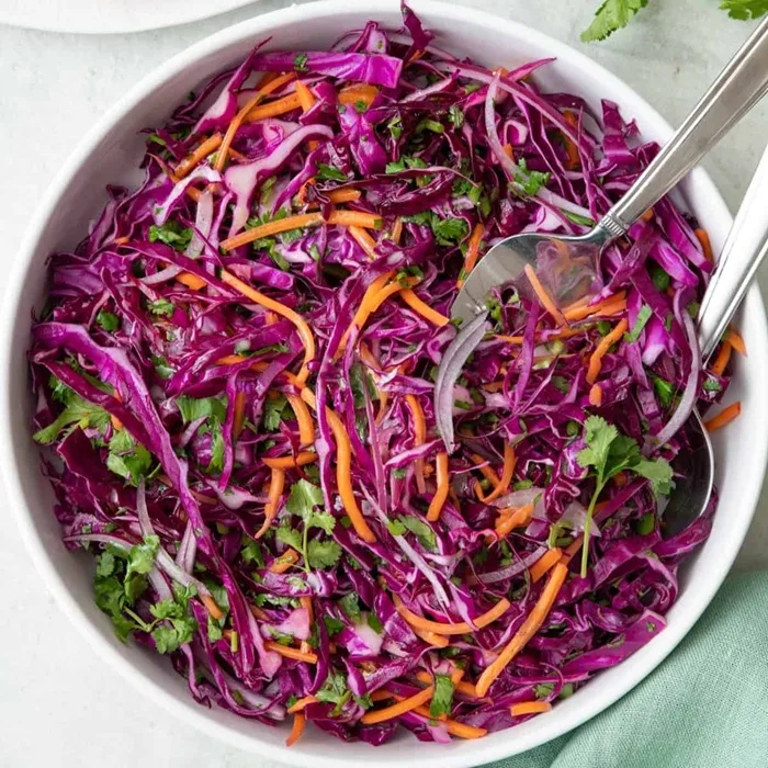 Pittige salade van wortel, rode kool en ui
