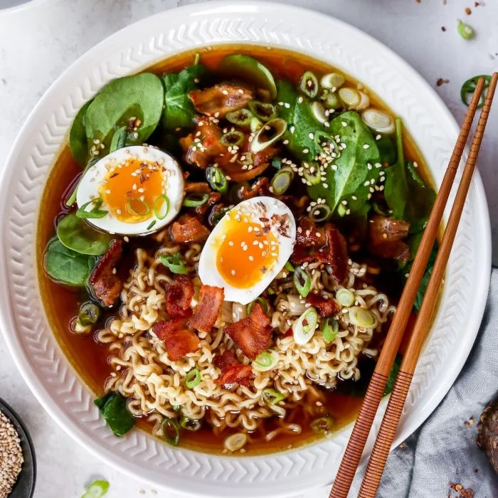 Ramen noedels met een gekookt ei
