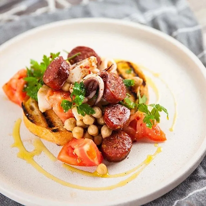 Salade van inktvis, kikkererwten en chorizo