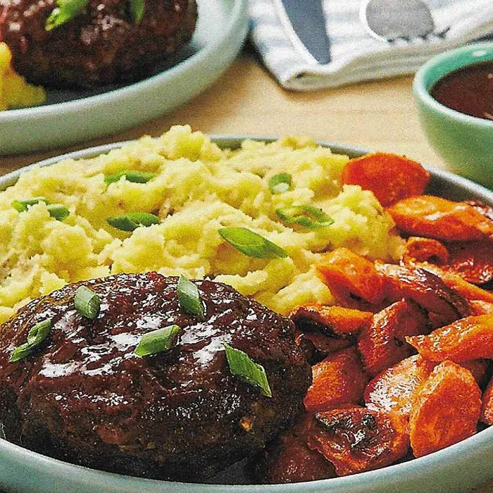 Soja-glazuurde Gehaktbroodjes met Wasabi-Aardappelpuree en Geroosterde Wortelen