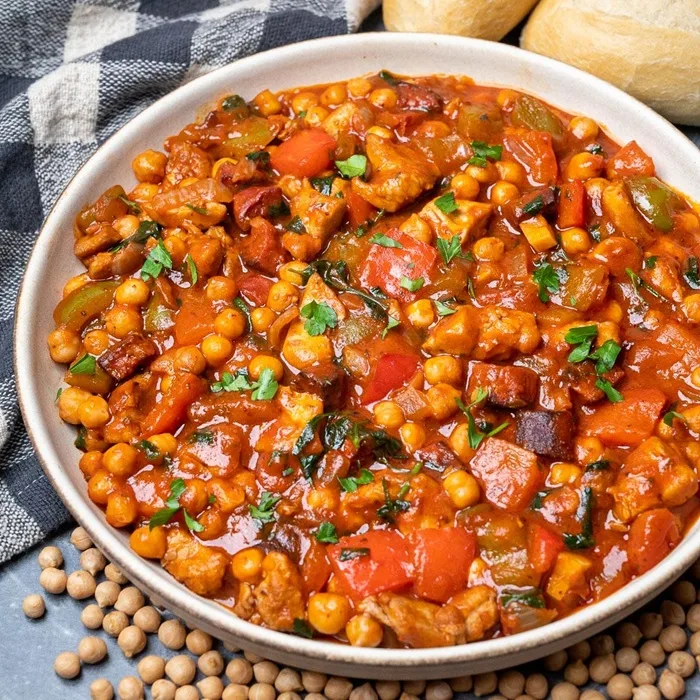 Spaans Gerecht met Bonen, Kip en Chorizo
