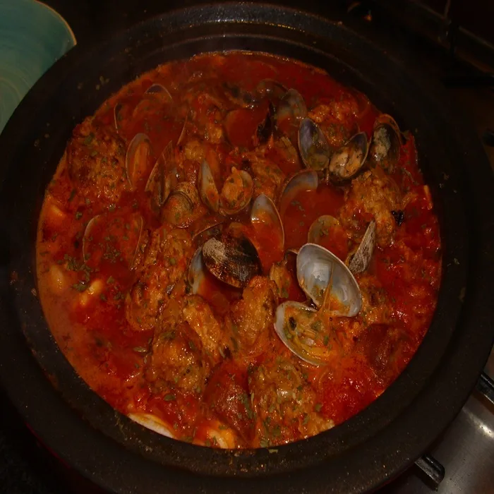 Spaanse Gehaktballen met Schelpen, Chorizo en Inktvis