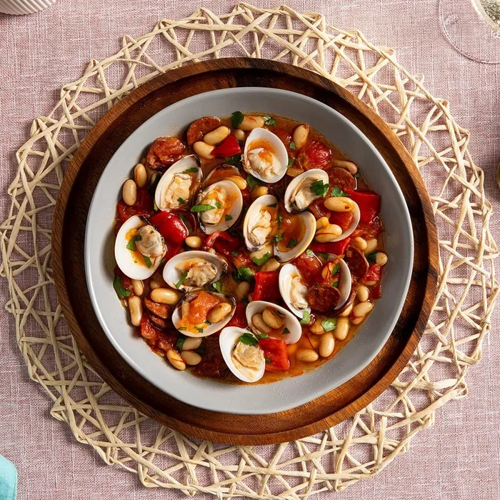 Spaanse stoofpot met venusschelpen, chorizo en witte bonen