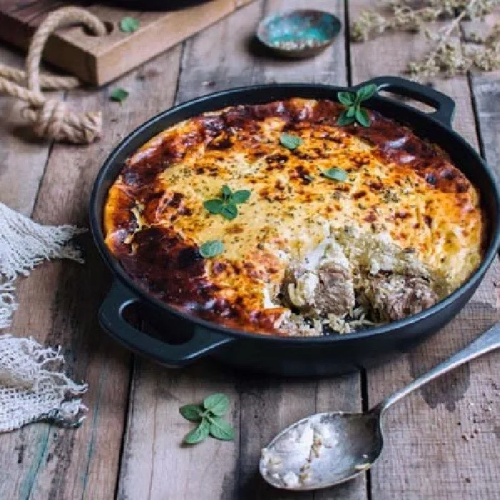 Tavë Kosi - Gebakken Lamsvlees met Yoghurt