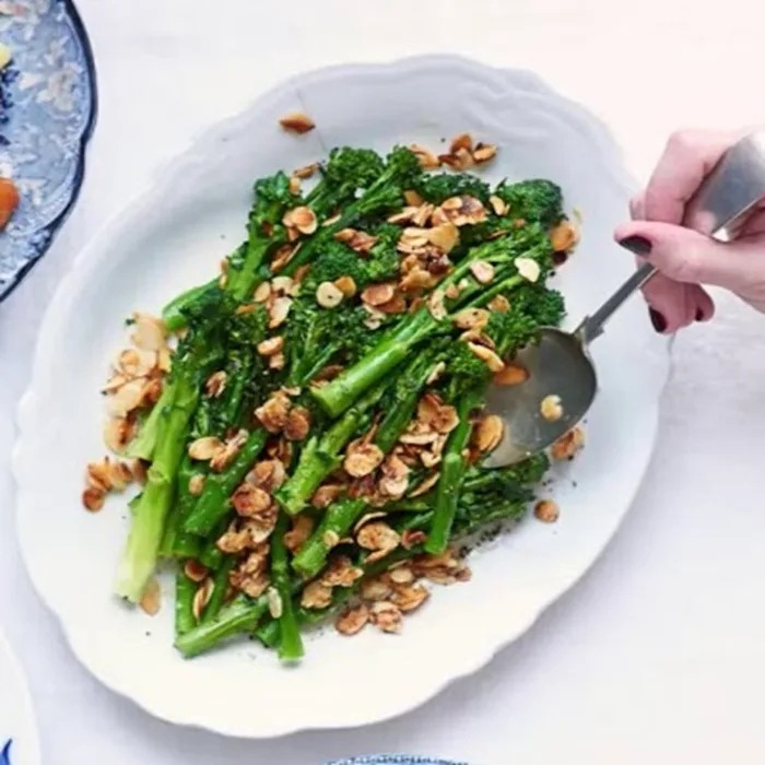 Tempura van paarse spruitbroccoli met nuoc cham
