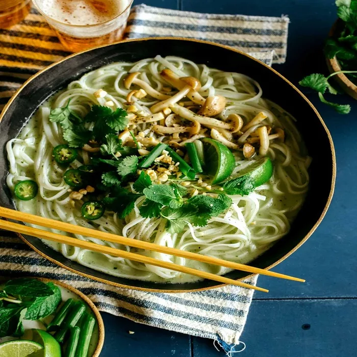 Thaise curry noedelsoep met garnalen en groenten