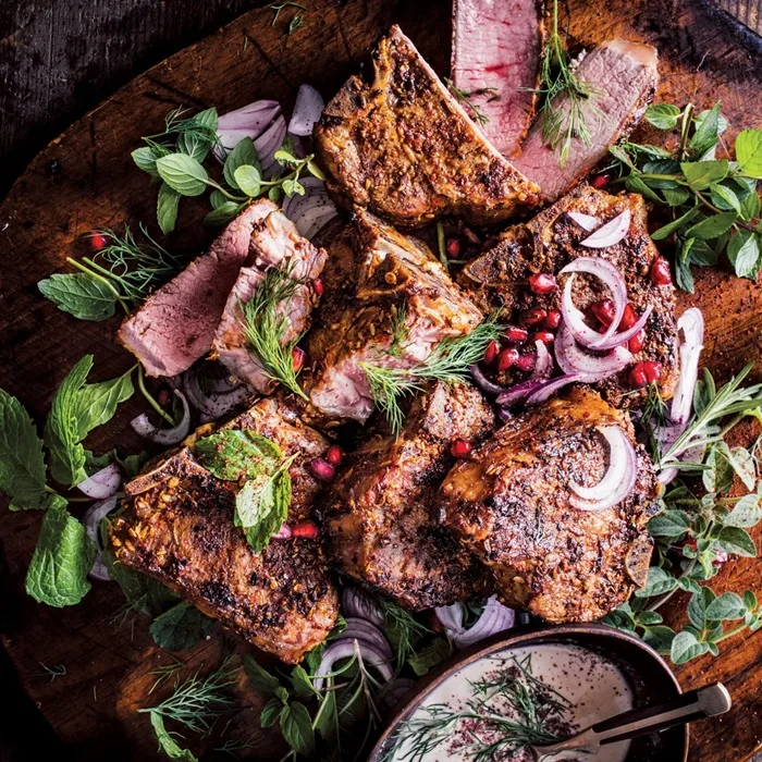 Turks stijl lamsvlees met pitabrood en salade