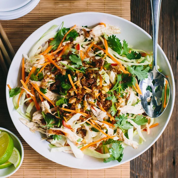 Vietnamese kipsalade met rijstnoedels en verse groenten