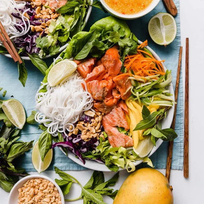 Vietnamese Noedelkomsalade met Zalm