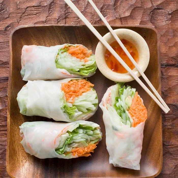Vietnamese zalmnoedelhapjes met rijstnoedels en groenten