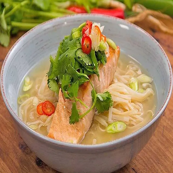 Vietnamese Zalmnoedelsoup